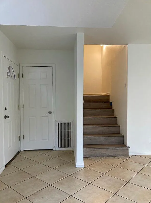 3 bed, 1.5 bath, 1250 sqft, $2,300 — Photo 2