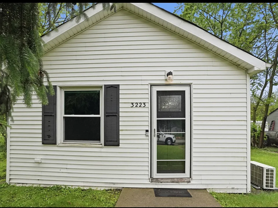 3223 E 35th Pl