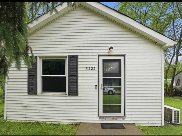 3223 E 35th Pl, Lake Station, IN 46405