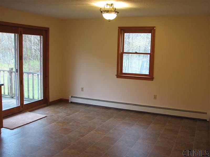 3rd image of 475 TURNPIKE Road