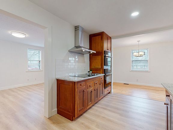 5th image of 204 Haywood Ln