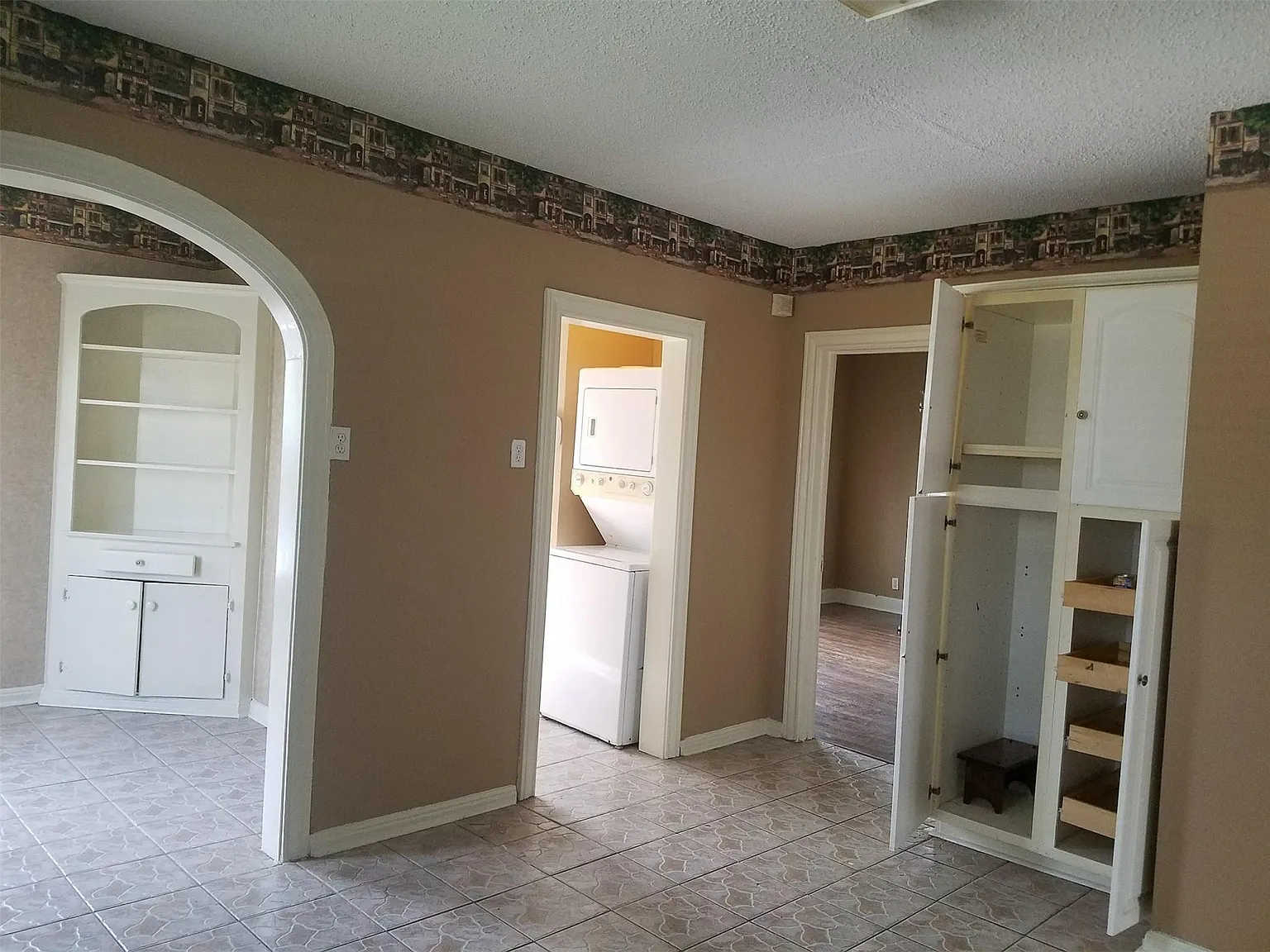 3 bed, 1.0 bath, 3416 sqft, $1,800 — Photo 4