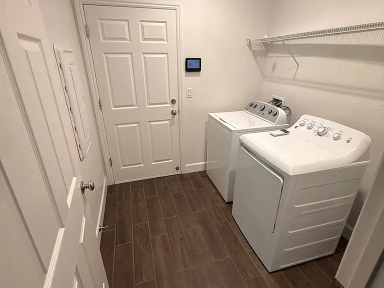 404 Manuel Ct — Photo 15