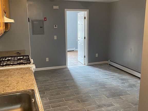 4th image of 651 S 19th St APT 3