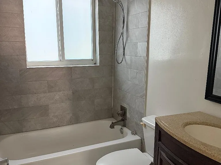 2317 NE 2nd St #1 — Photo 4