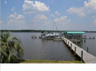 2878 Boat Club Ln, Navarre, FL 32566