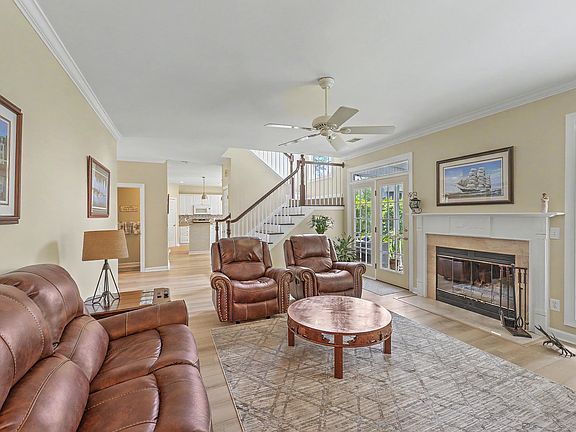 3rd image of 1023 Bidwell Cir