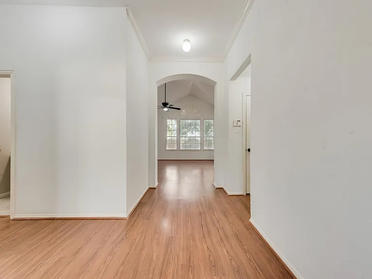 10911 Robincreek Ln — Photo 2