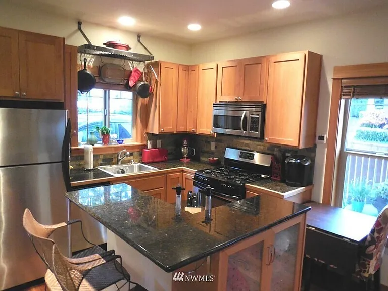 1702 E Columbia St — Photo 7