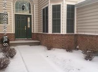 2002 Robinson Close, Moosic, PA 18507