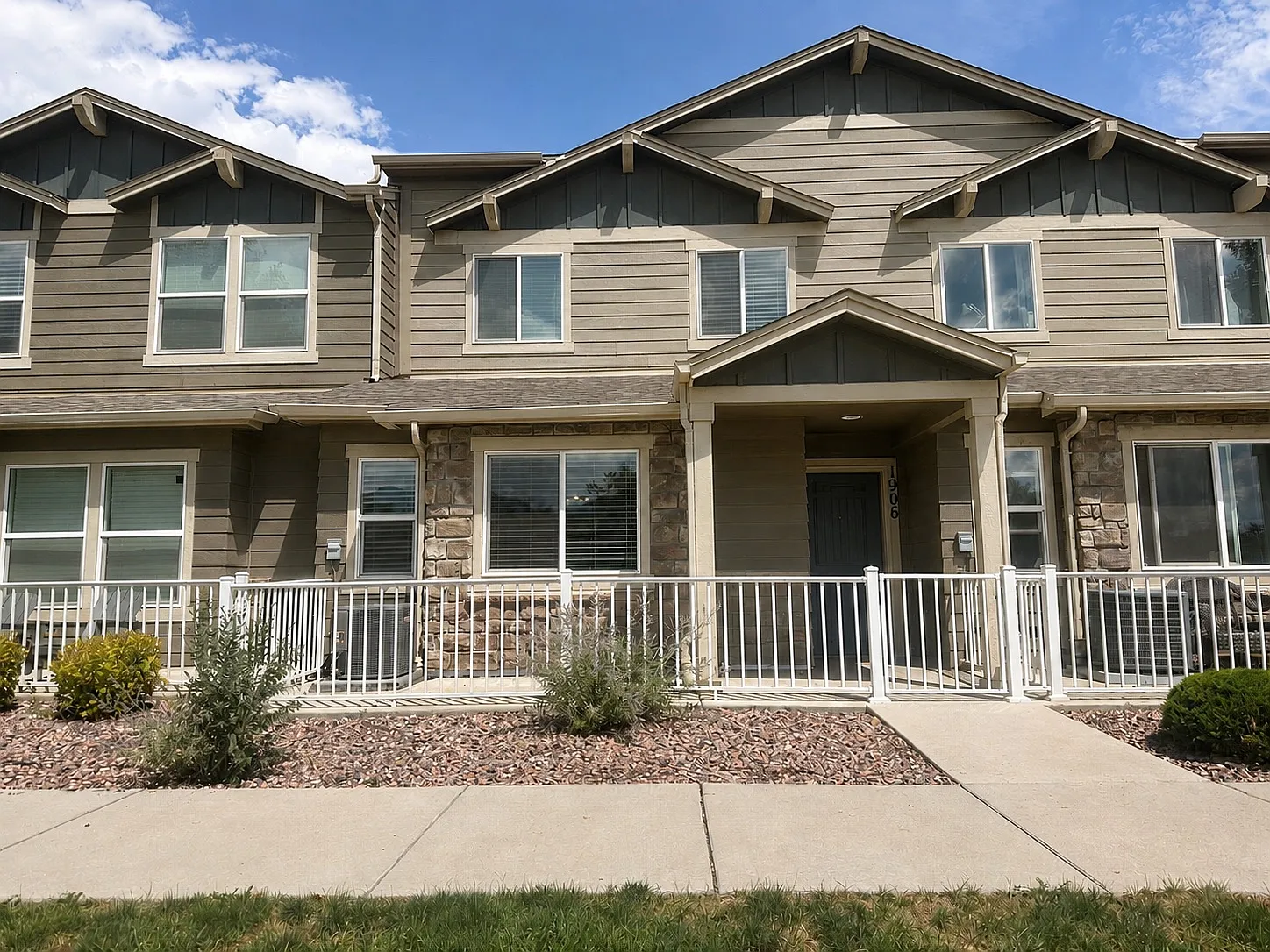 3 bed, 2.5 bath, 1692 sqft, $2,100 — Photo 1