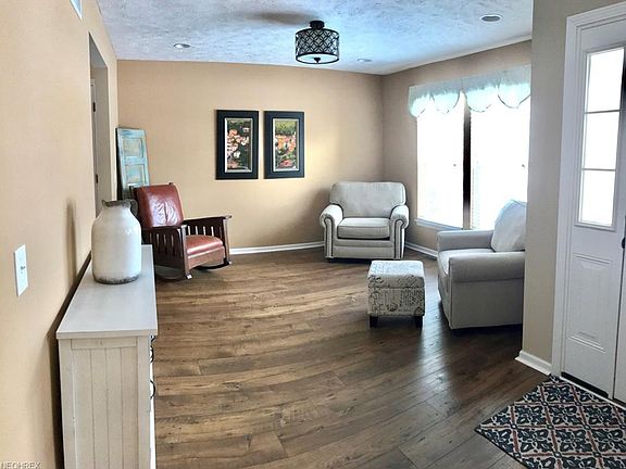 5th image of 10338 Redbud Dr