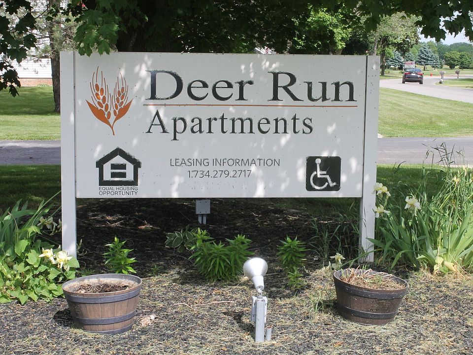 Deer Run Sign