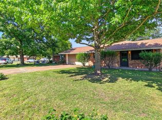 1207 Lynnwood Dr, Cleburne, TX 76033