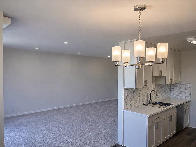 The Crestmoor Apartments — Photo 17