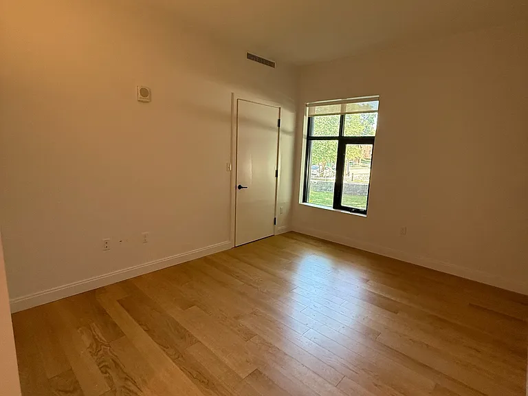 83-84 Gardner St #109L — Photo 7