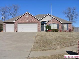 220 N Oak Pl, Broken Arrow, OK 74012