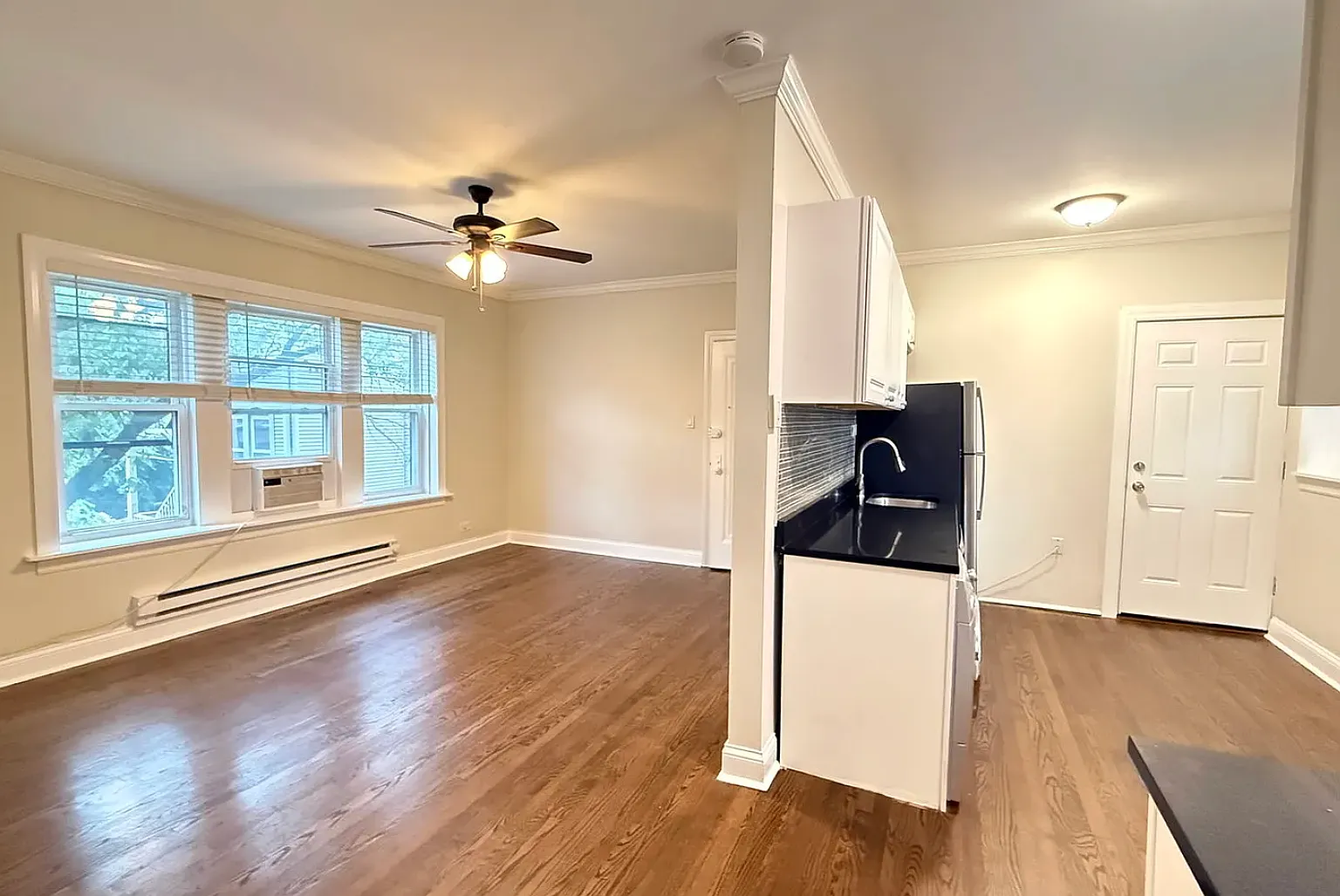 648 W Roscoe St — Photo 2