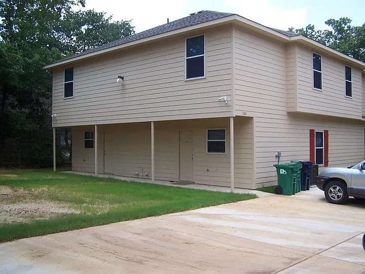 1104 McCormick St — Photo 2