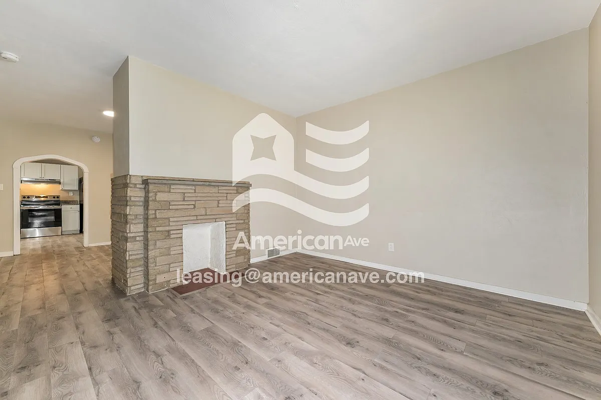 1620737_002_living_room_2.jpg - 909 Gaskill Ave