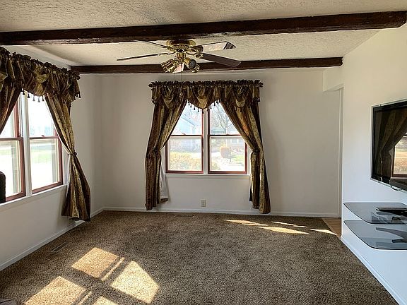 Family Room w TV