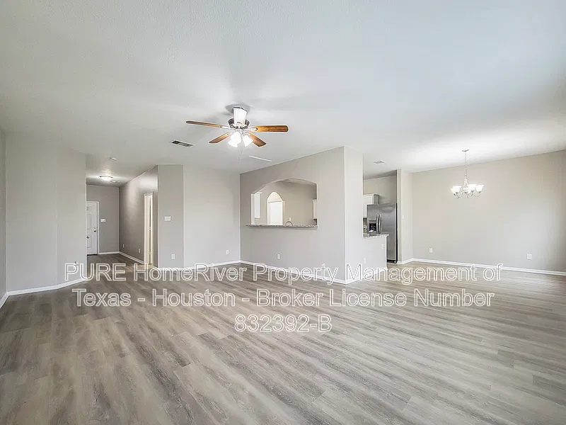 4 bed, 2.5 bath, 2326 sqft, $2,245 — Photo 3