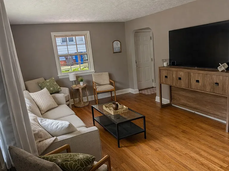 1249 Wedgewood Dr — Photo 2