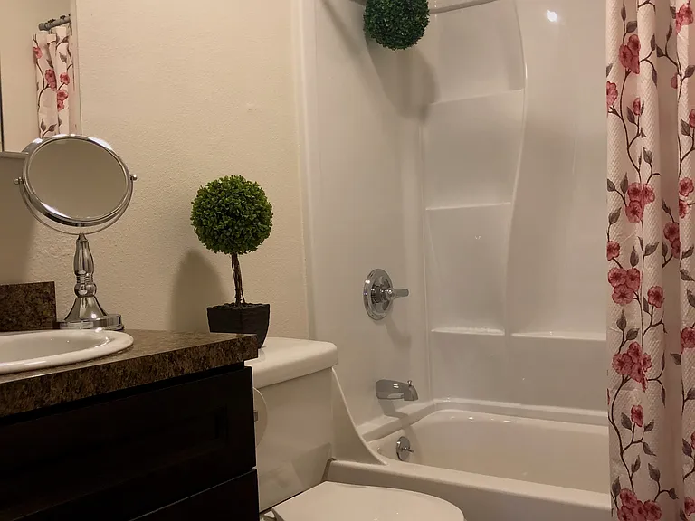 The Oaks Apartments — Photo 27