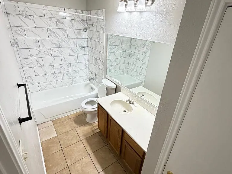 2640 Glenmore Dr — Photo 6