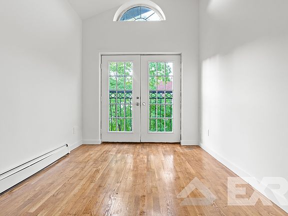 5th image of 135 Cornelia St #3B