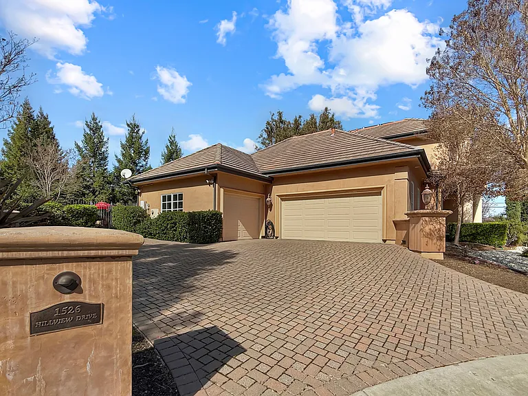 1526 Hillview Dr — Photo 45