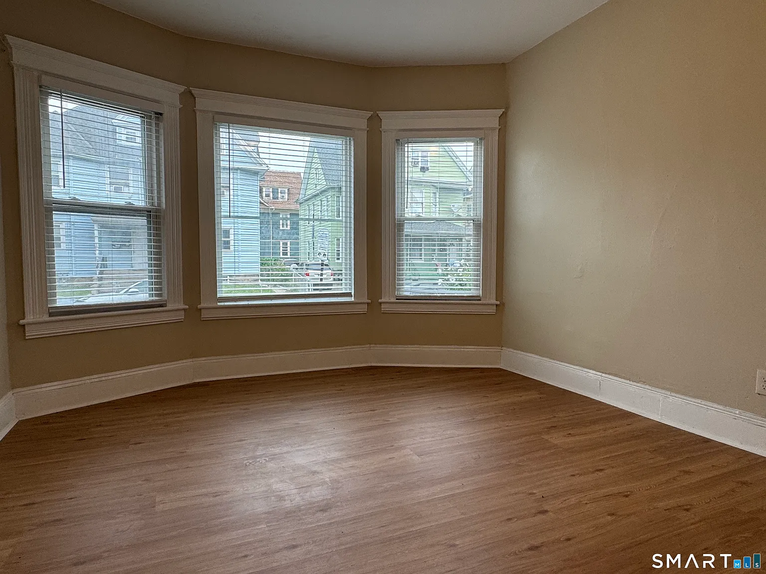3 bed, 1.0 bath, 8448 sqft, $2,350 — Photo 3