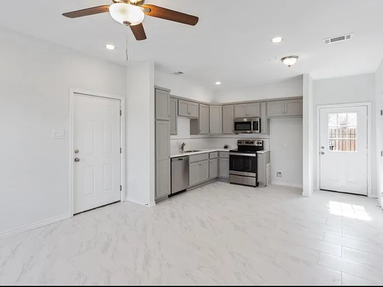11623 Waldemar Dr — Photo 6