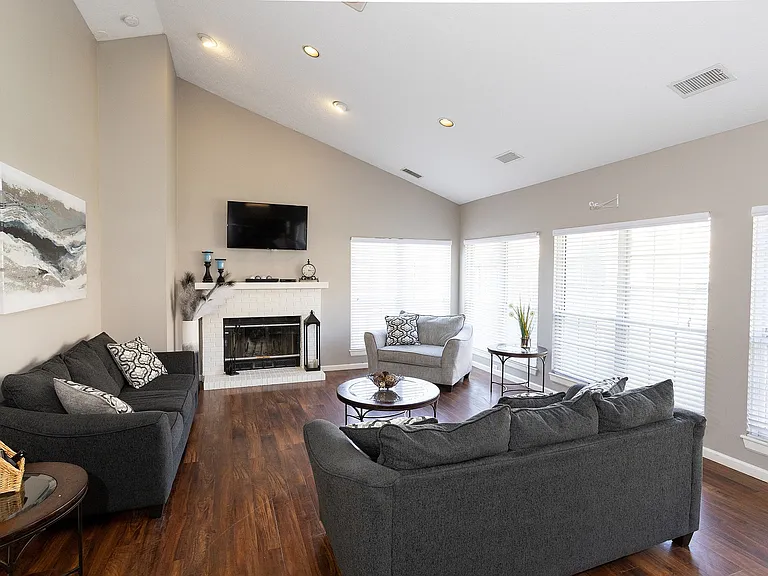 Burberry Place Apartments — Photo 24