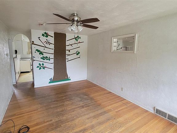 2nd image of 2134 Esther Ave