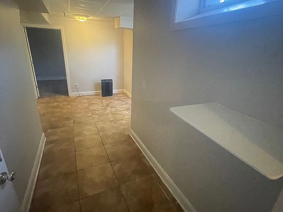 3rd image of 944 Fairfield Ave #1