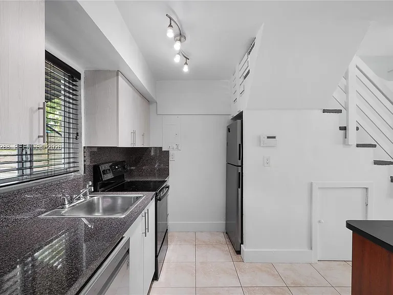 932 SW 6th St #5 — Photo 9