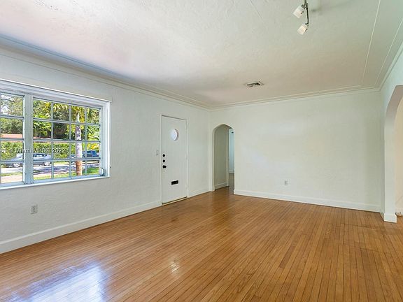 5th image of 510 NE 93rd St