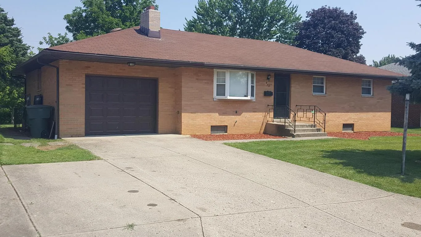 944 Miriam Dr E photo 1