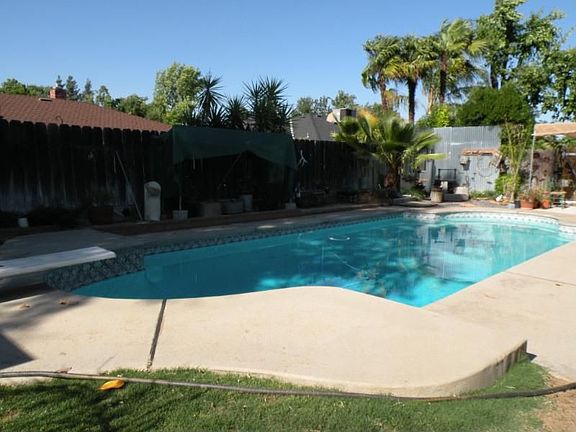 2nd image of 882 E Minarets Ave