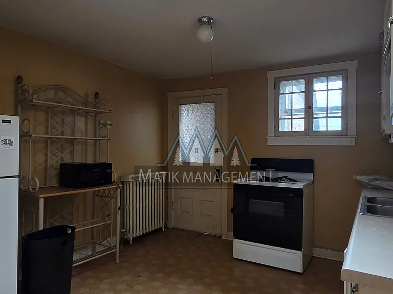 143 Main St W #1/2 — Photo 11