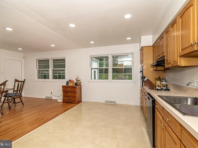 1744 Lark Ln — Photo 13