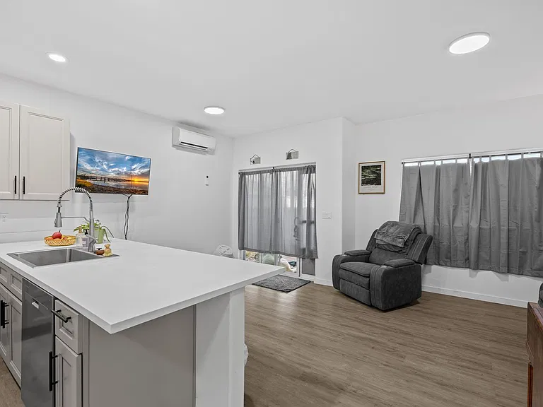 156 Allison Ave — Photo 2
