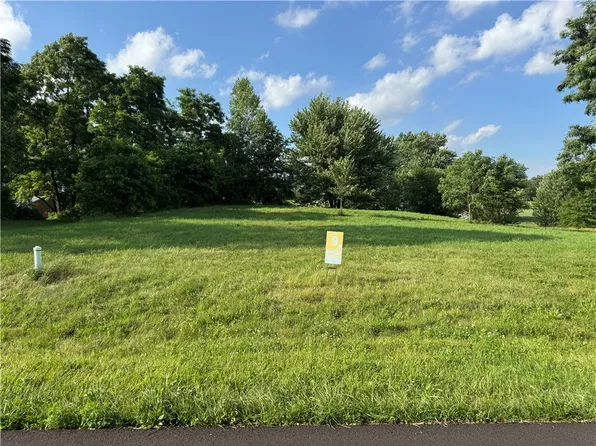 9 Tradewind Rd, New Castle, PA 16102