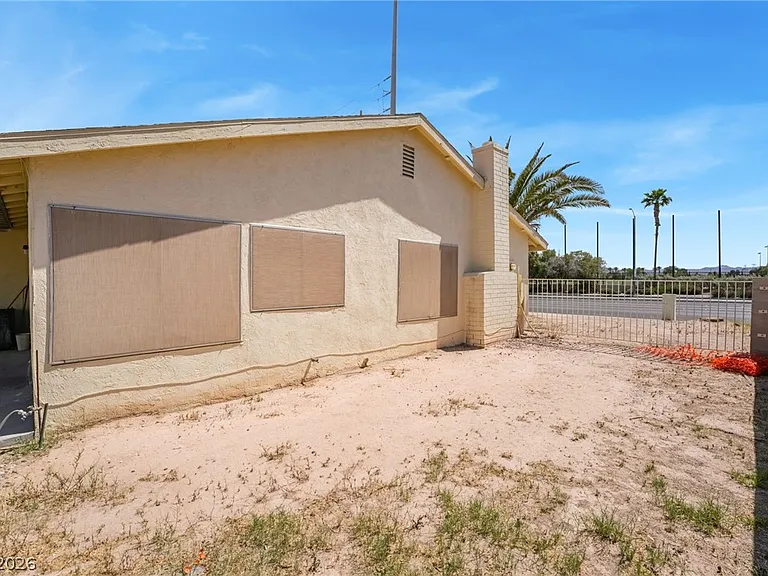 2102 E Russell Rd — Photo 27