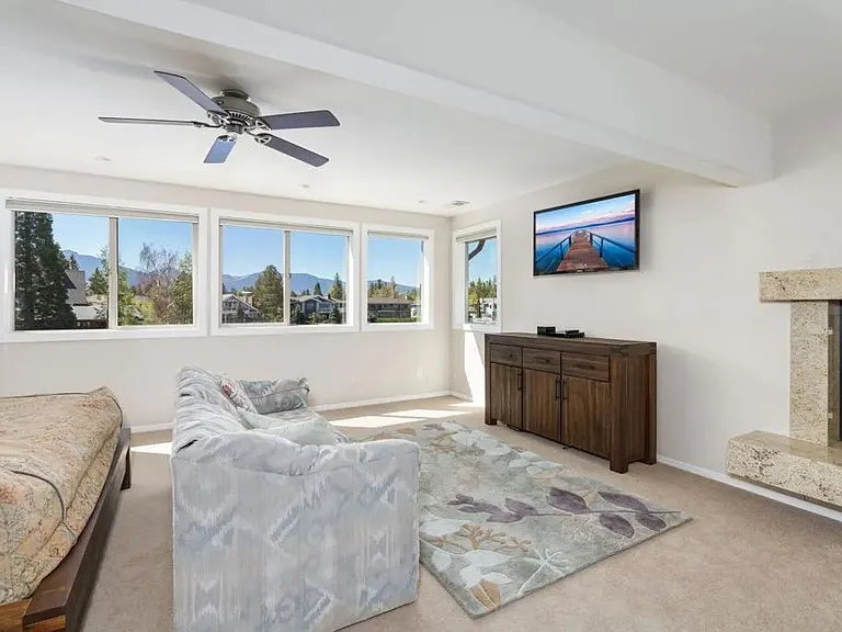 314 Beach Dr — Photo 3