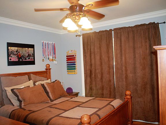2nd image of 240 Oak Hollow Dr
