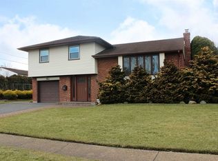 3 Amherst Dr, Plainview, NY 11803