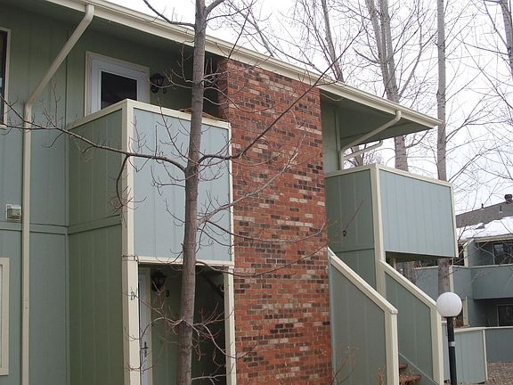 Stairway to front entrance and deck.