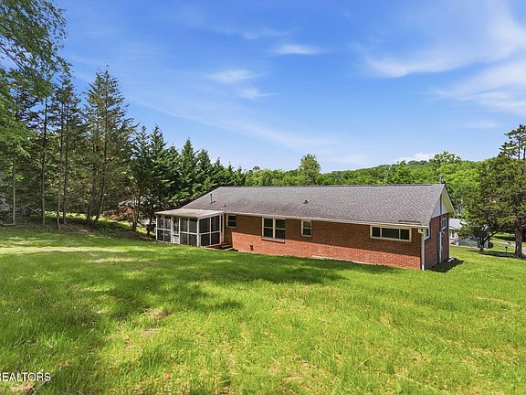 5th image of 1414 Maple Dr